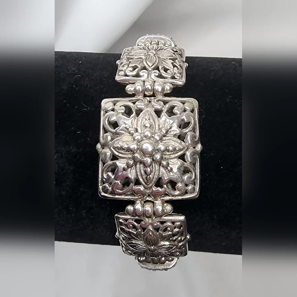 Sarda sterling silver floral panel toggle bracelet.